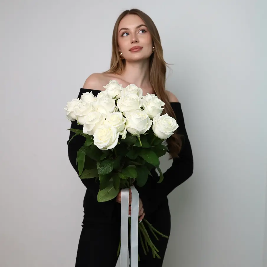 Моно букет из 15 белых роз