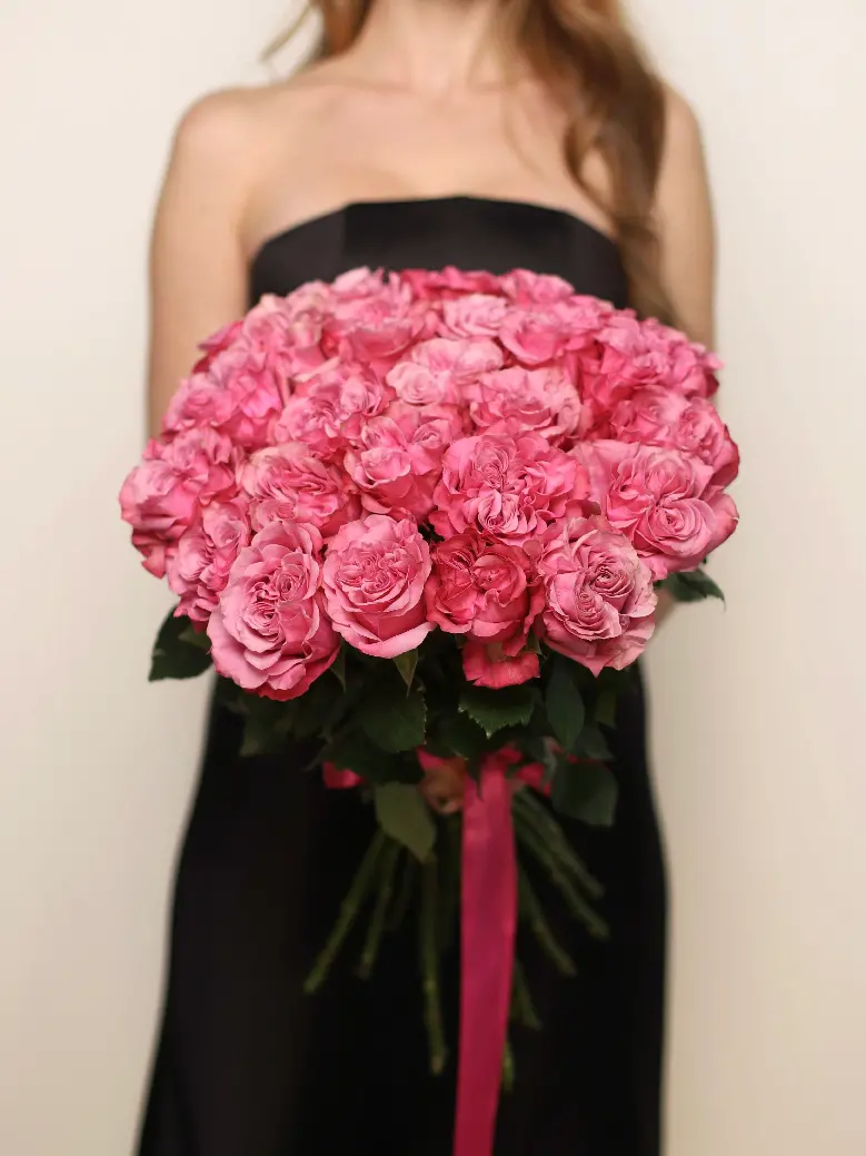 Моно букет из 25 пионовидных роз