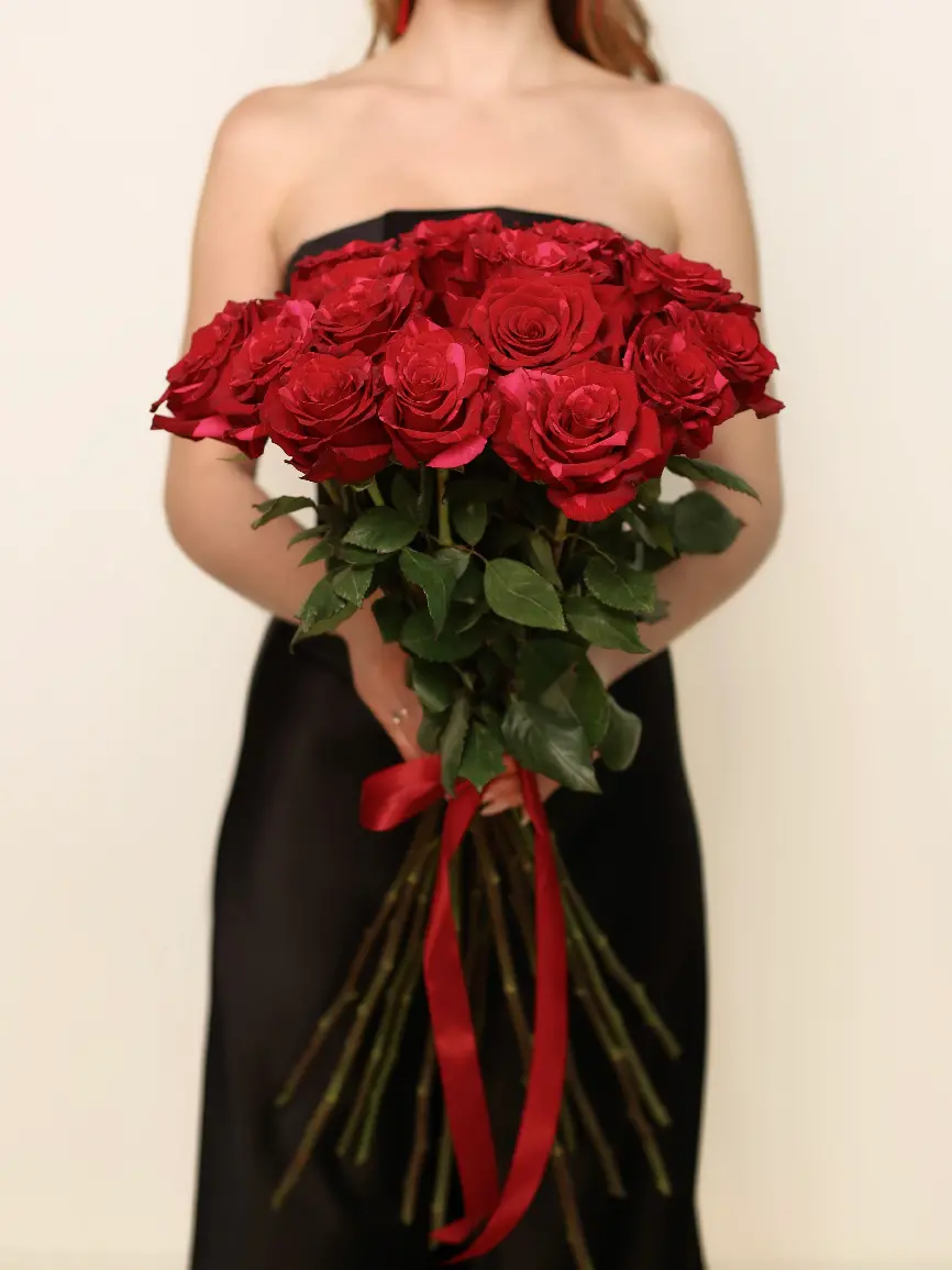 Моно букет из 15 красных роз ред пантера