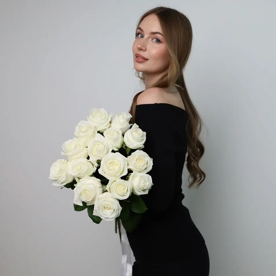 Моно букет из 15 белых роз