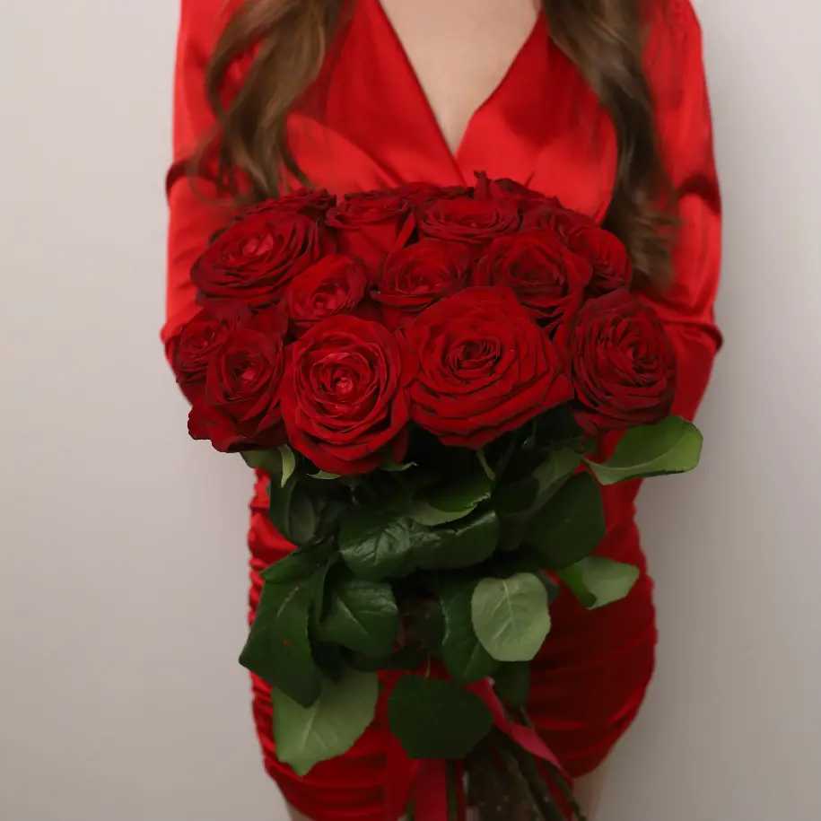Моно букет из 15 красных роз
