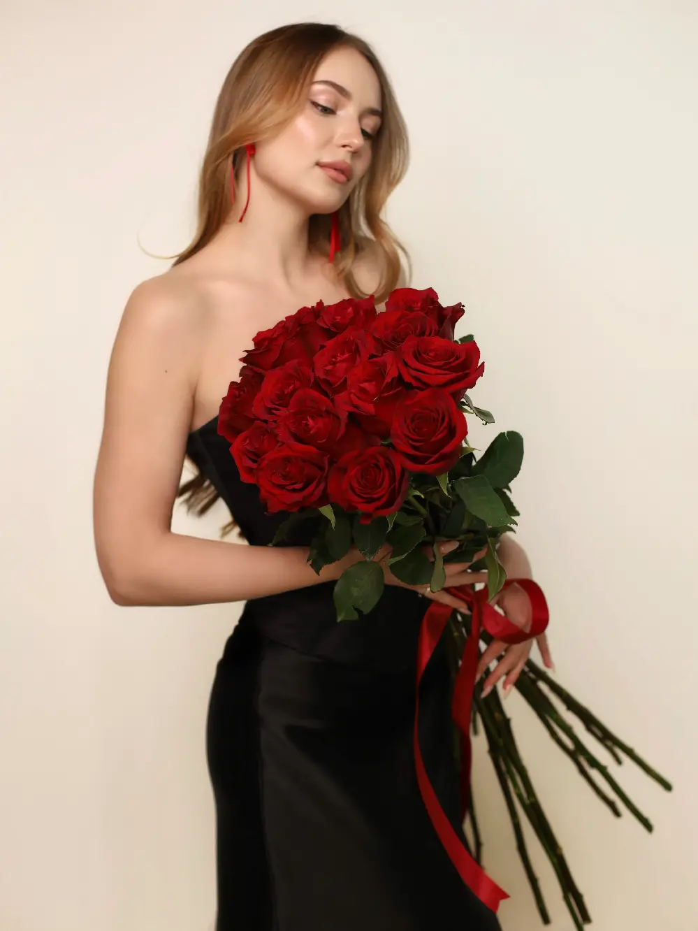 Моно букет из 15 красных роз 100см