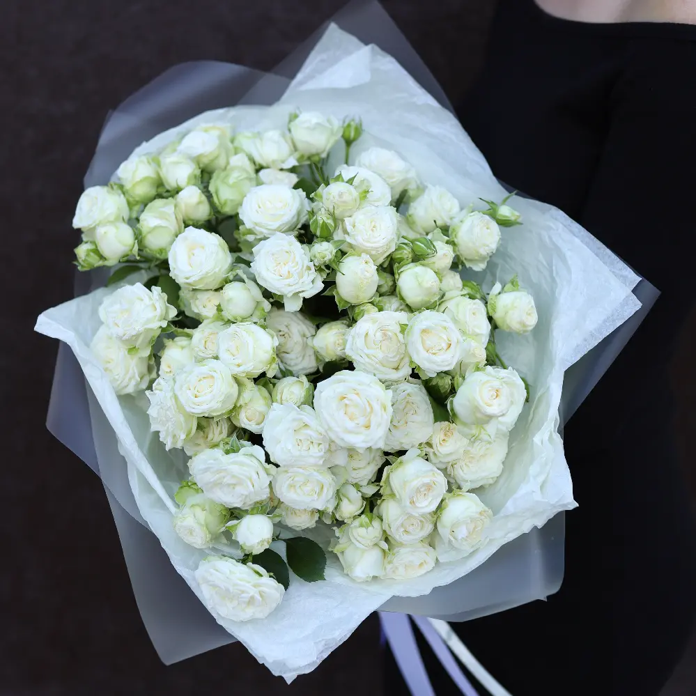 Моно букет из 9 белых кустовых роз