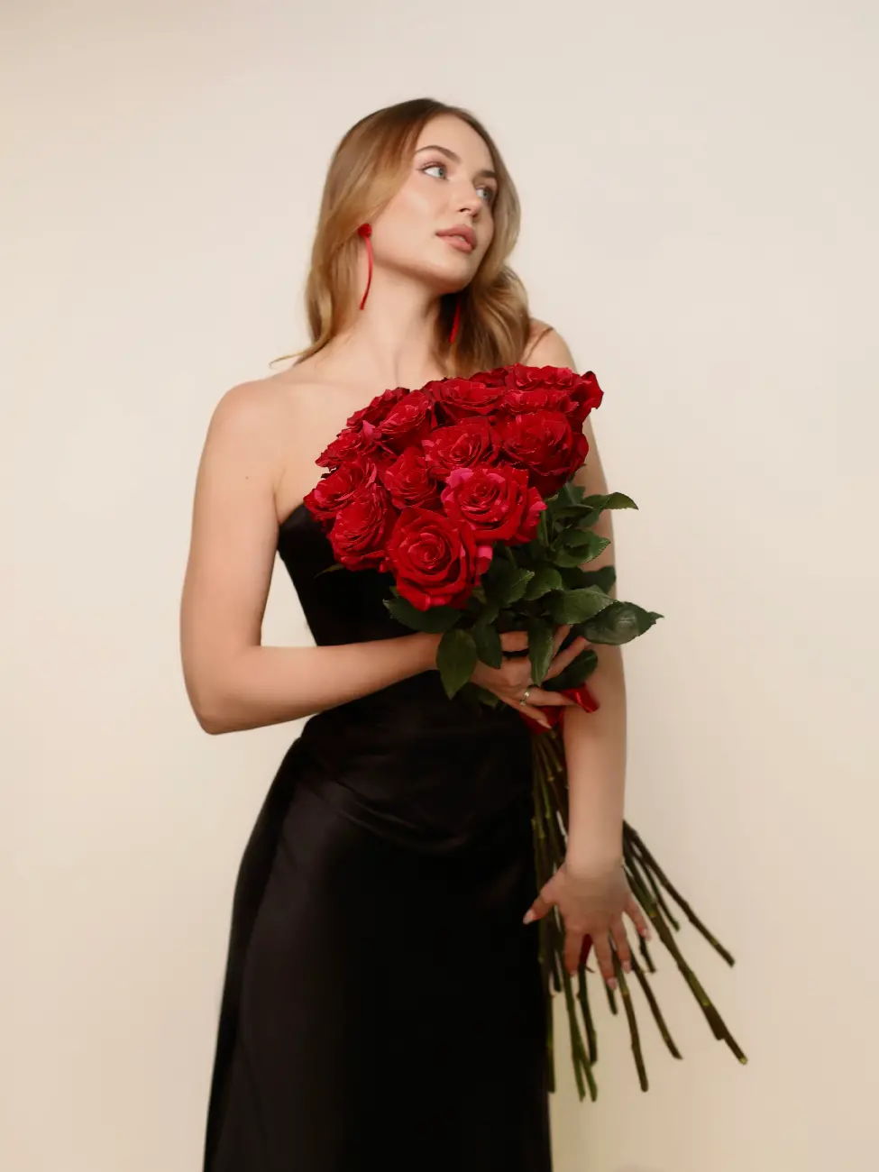 Моно букет из 15 красных роз ред пантера