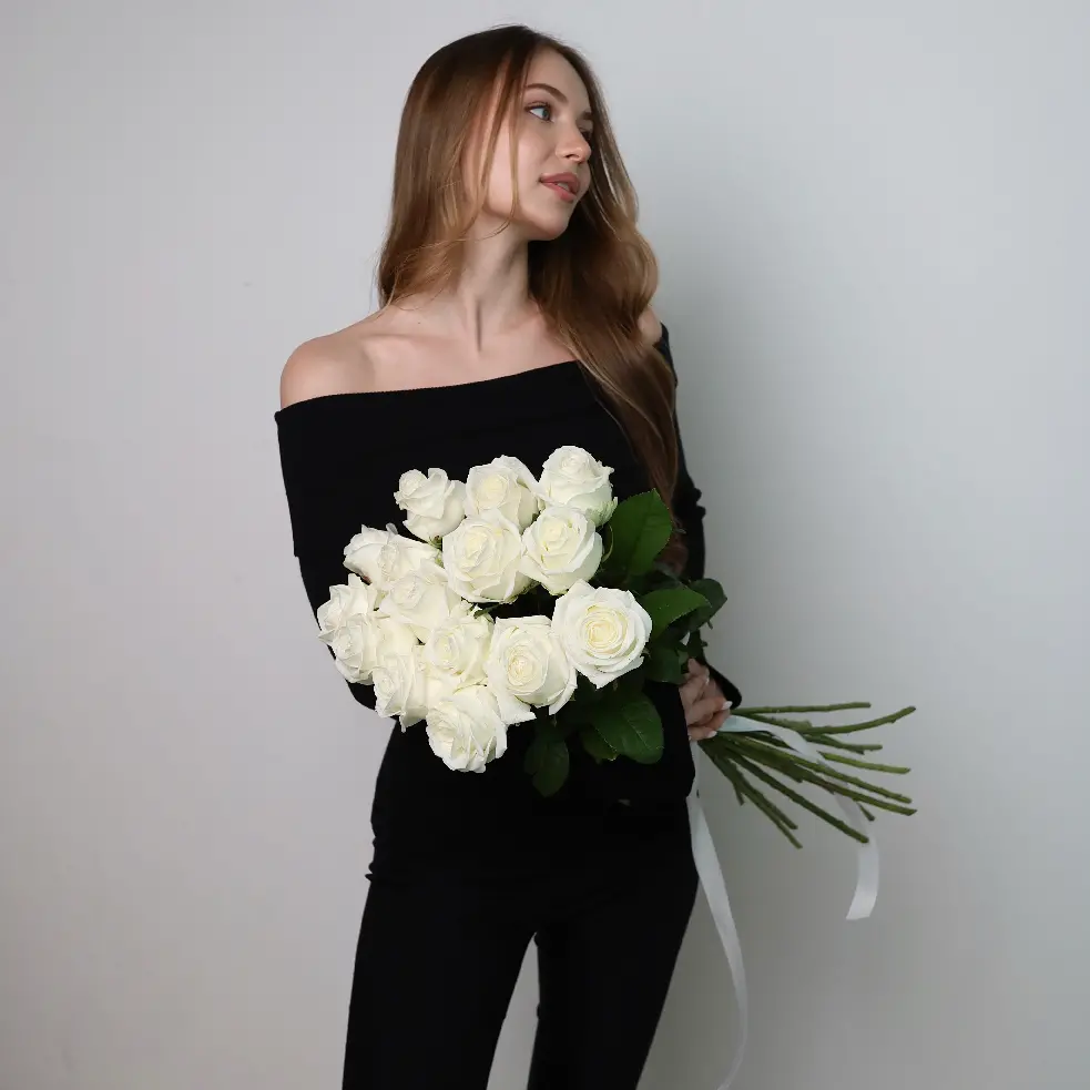Моно букет из 15 белых роз