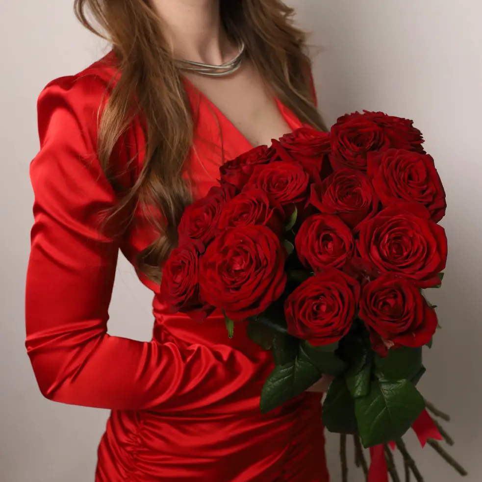 Моно букет из 15 красных роз