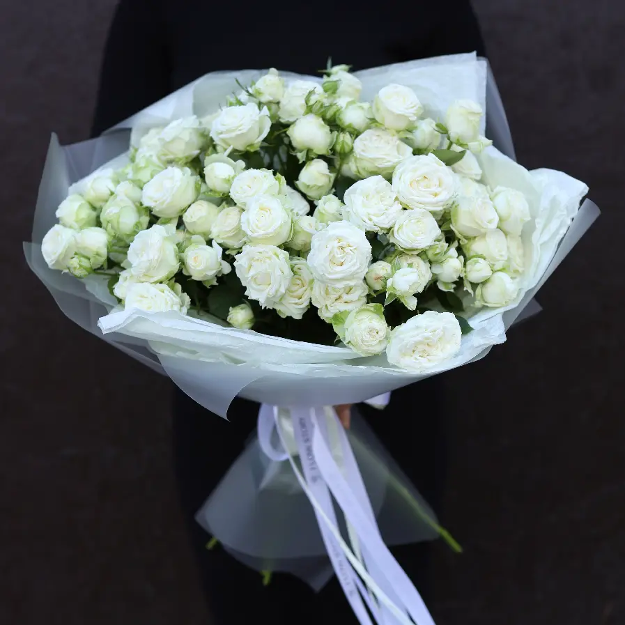 Моно букет из 9 белых кустовых роз