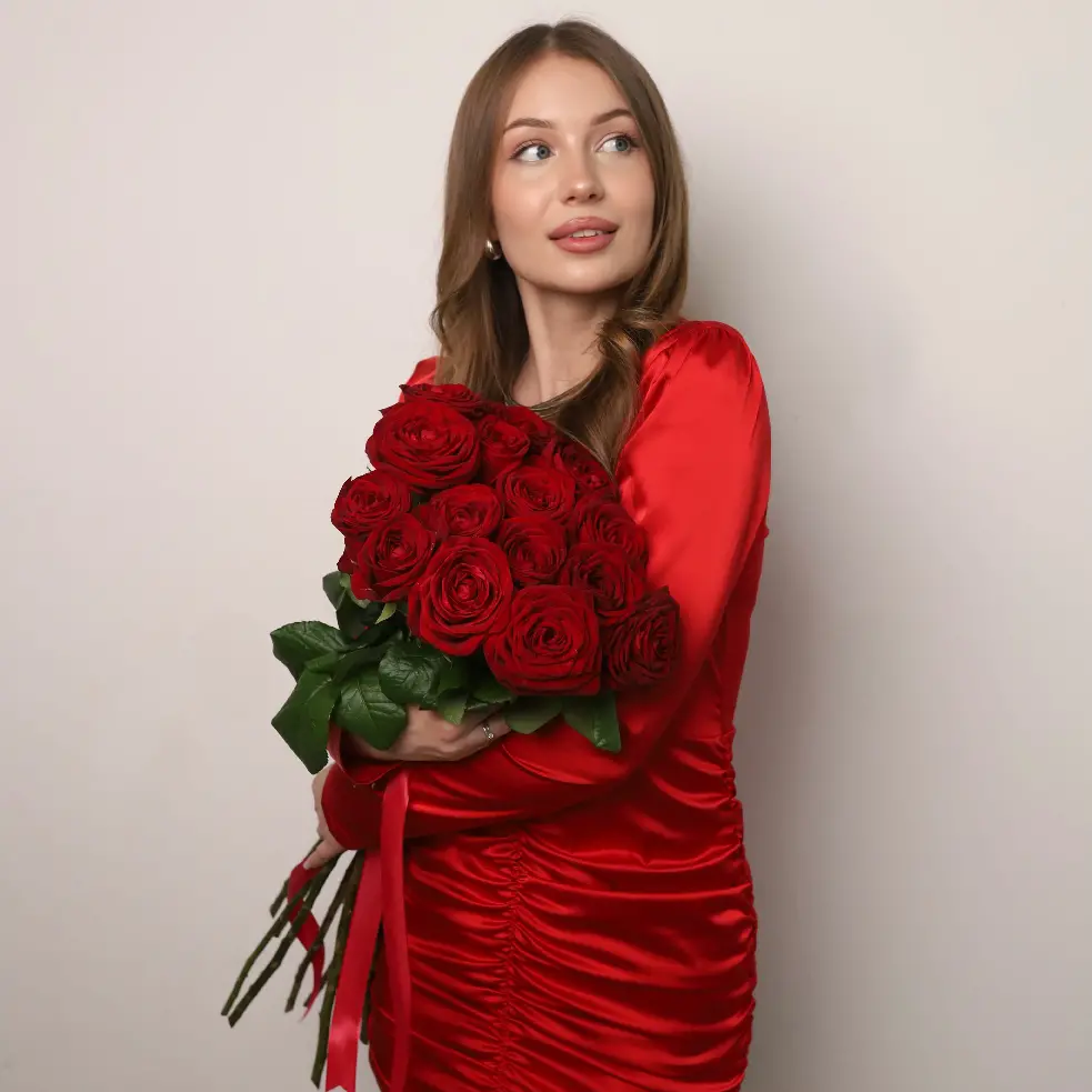 Моно букет из 15 красных роз