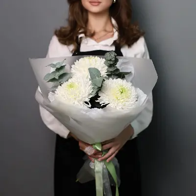 Букет 299 из хризантем и эвкалипта