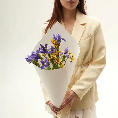 Букет 8004 из ирисов и хамелациума