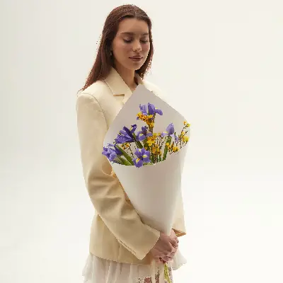 Букет 8004 из ирисов и хамелациума