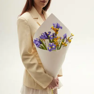 Букет 8004 из ирисов и хамелациума