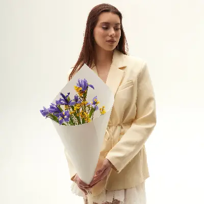 Букет 8004 из ирисов и хамелациума