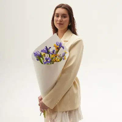 Букет 8004 из ирисов и хамелациума