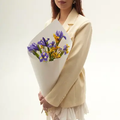 Букет 8004 из ирисов и хамелациума