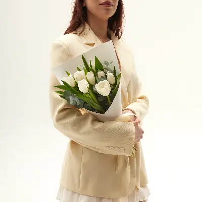 Букет 8008 из тюльпанов и эвкалипта