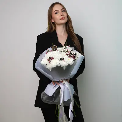 Букет 99 из хризантем и хамелациума