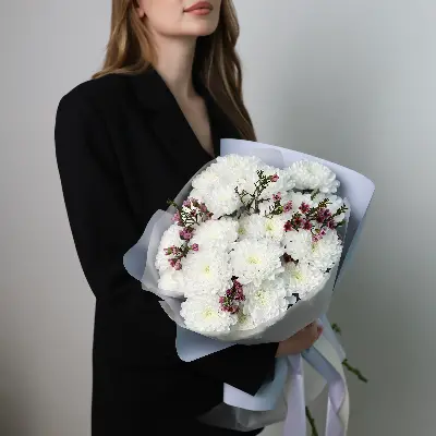 Букет 99 из хризантем и хамелациума