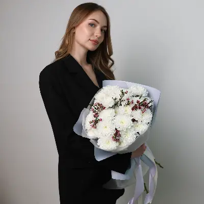 Букет 99 из хризантем и хамелациума