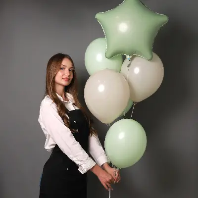 Фонтан из зеленых шаров