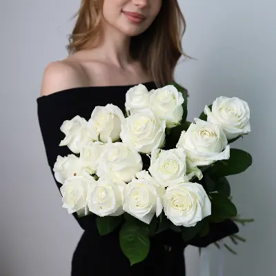 Моно букет из 15 белых роз