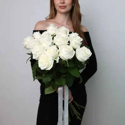 Моно букет из 15 белых роз