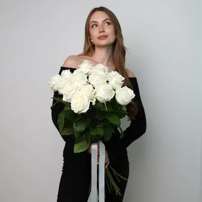 Моно букет из 15 белых роз