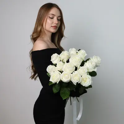 Моно букет из 15 белых роз