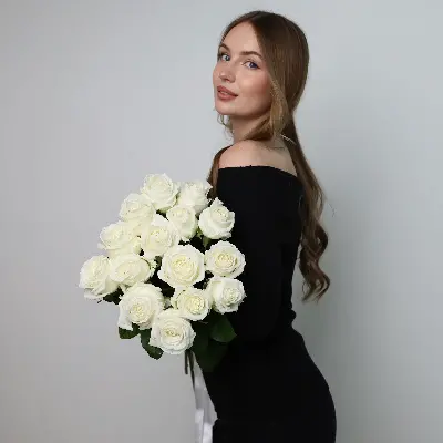 Моно букет из 15 белых роз