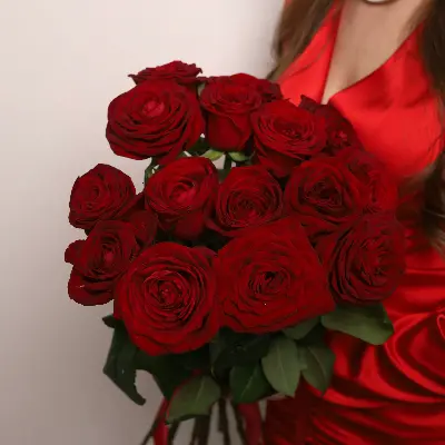 Моно букет из 15 красных роз