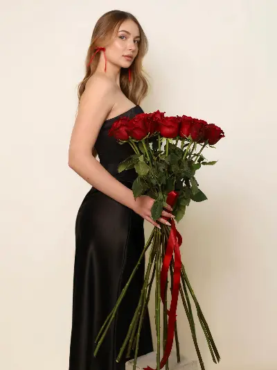 Моно букет из 15 красных роз 100см