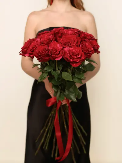 Моно букет из 15 красных роз ред пантера