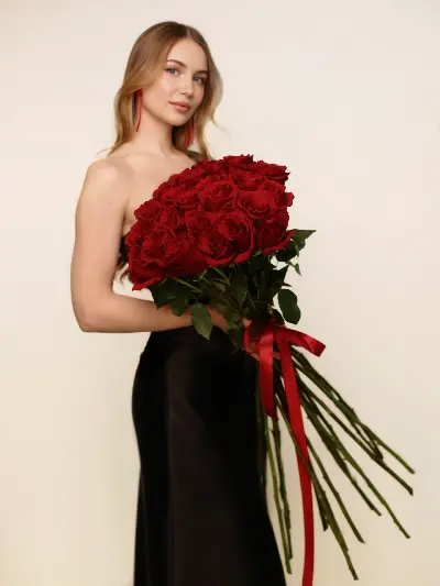 Моно букет из 25 красных роз 100см