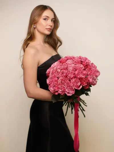 Моно букет из 25 пионовидных роз