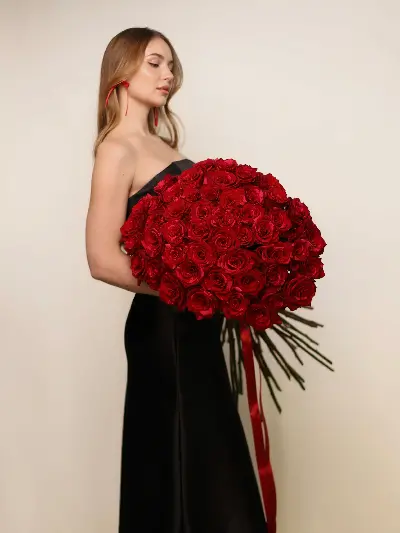 Моно букет из 51 красной розы ред пантера