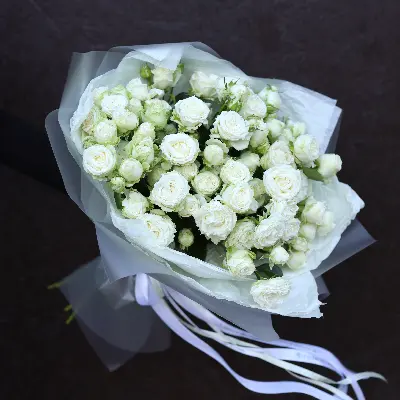 Моно букет из 9 белых кустовых роз