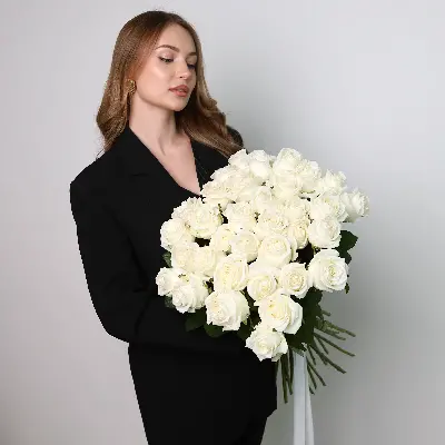 Моно букет из белых роз 35