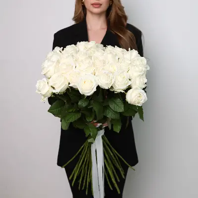 Моно букет из белых роз 35