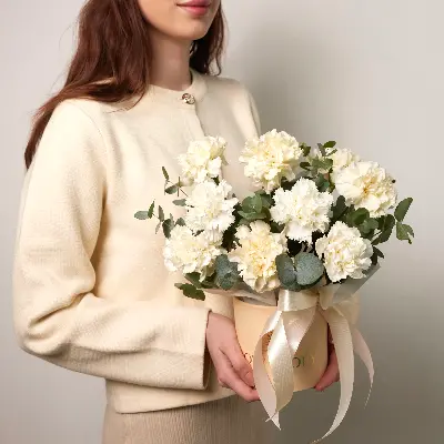 Шляпая корбка 869 из диантусов и эвкалипта