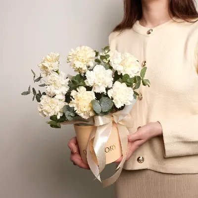 Шляпая корбка 869 из диантусов и эвкалипта