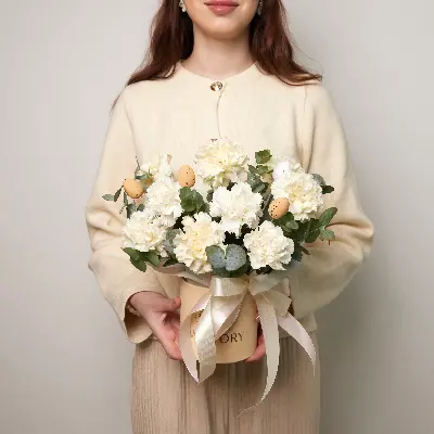 Шляпная коробка 0412 из диантусов и эвкалипта