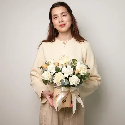 Шляпная коробка 0412 из диантусов и эвкалипта