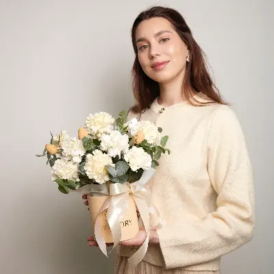 Шляпная коробка 0412 из диантусов и эвкалипта