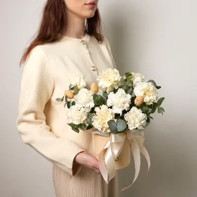 Шляпная коробка 0412 из диантусов и эвкалипта