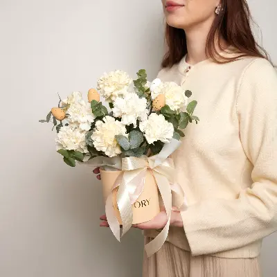 Шляпная коробка 0412 из диантусов и эвкалипта