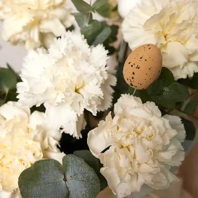 Шляпная коробка 0412 из диантусов и эвкалипта