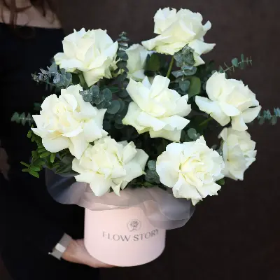 Шляпная коробка 1100 из роз и эвкалипта