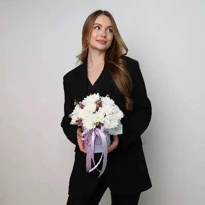 Шляпная коробка 23 из хризантем и хамелациума