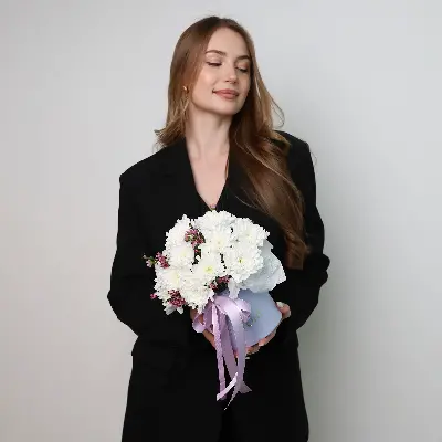 Шляпная коробка 23 из хризантем и хамелациума