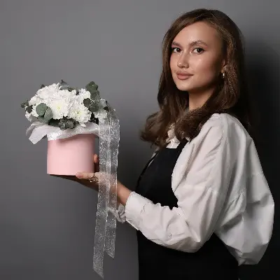 Шляпная коробка 480 из хризантем и эвкалипта